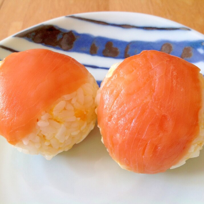 卵入りご飯とスモークサーモンの手毬寿司